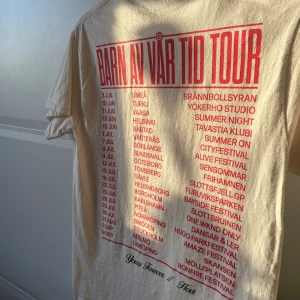 Hov1 tshirt  - Skicket är  10/10 bara provad på, från hov1s barn av vår tid tour 2022. Köpt är köpt! Köparen står för frakten.😊