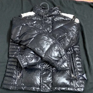 Moncler Jacka - Jag säljer min moncler jacka, köpt av MerchSweden, har kvitto. Har inte använd den mycket, 8/10. Strl M