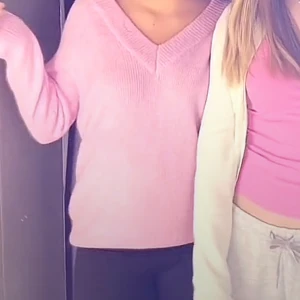 Rosa stickad tröja - Säljer denna jätte fina rosa stickade törjan i från new yorker. Har andvänds max tre gånger. Tröjan är väldigt oversized och passar från storleken xxs- M