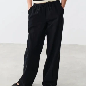 Linnebyxor - Storlek 158/164 barn. Passar inte mig längre. Från gina tricot köpt för 300 säljs för 199kr ( ingår frakt )