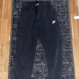Nike mjukisbyxor - Nästintill nya Nike mjukisbyxor men är för stora för mig.