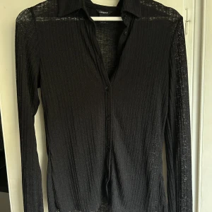 Skjorta Lindex  - Genomskinlig skjorta Lindex. Använd 1 gång 