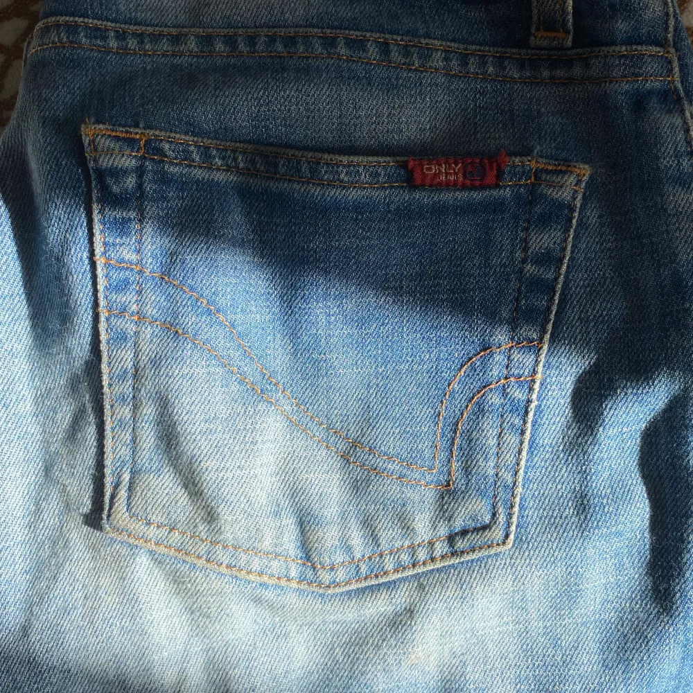 säljer dessa superfina low waist jeansen från only 🥰 köpte de på plick men de var tyvär för stora. midjemått: 37,5 cm rakt över . Jeans & Byxor.