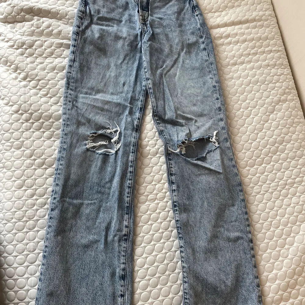  Blå jeans från Bikbok, I bra kvalitet Och använda sällan. Jeans & Byxor.