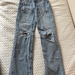 Blå jeans -  Blå jeans från Bikbok, I bra kvalitet Och använda sällan