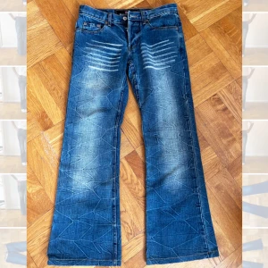 Lågmidjade jeans  - Lågmidjade jeans som är utsvängda 