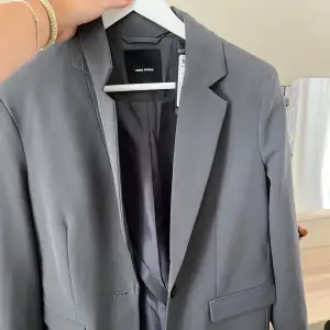 En helt oanvänd kostymjacka från veromoda i en ljusgrå färg, slutar precis under rumpan. Nypris 600 kr