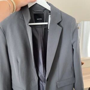 Snygg grå blazer! - En helt oanvänd kostymjacka från veromoda i en ljusgrå färg, slutar precis under rumpan. Nypris 600 kr