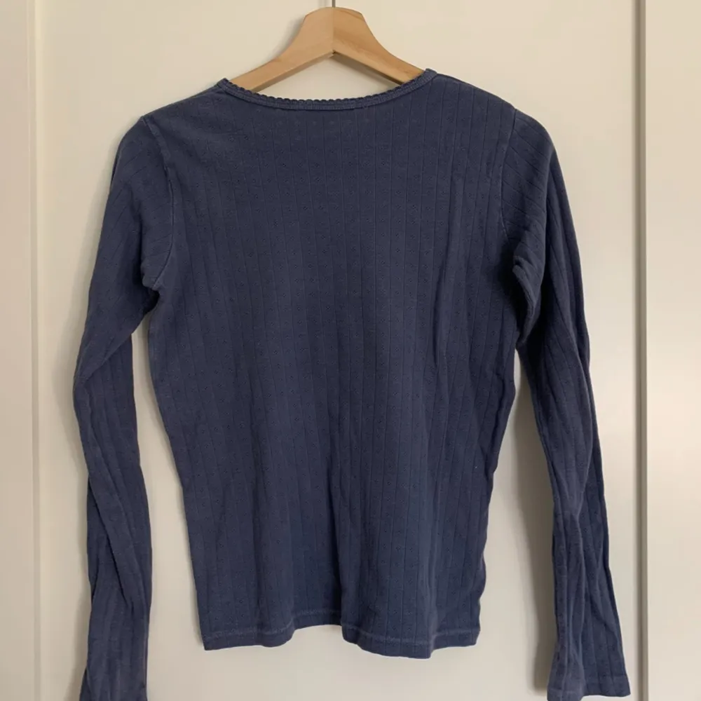 Mjuk, ögla långärmad skjorta med bågad crewneck-krage från Brandy Melville. Den är i bra skick, endast använd 3-4 gånger och är one size. Ursprungligt pris: 22$ (US-dollar) Obs: köparen står för frakten!. Toppar.