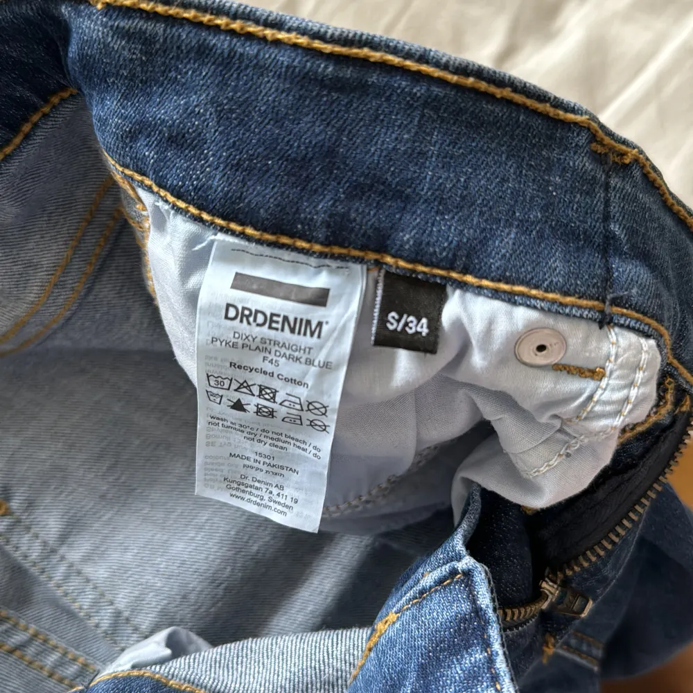 Säljer dessa snygga låg midjade jeans från dr denim då de inte kommer till användning längre. Endast använda cirka två gånger och är i mycket bra skick. Storlek S. Pris: 400kr + frakt . Jeans & Byxor.