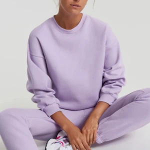 Lila sweatshirt - En lila sweatshirt i nyskick💜ifrån Ginatricot  Nypris 300kr
