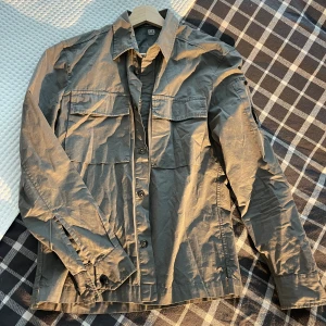 CP Company Overshirt - Overall bra skick. Inga tecken på användning. Säljes då den blivit för liten för mig. Det sitter true to size. 