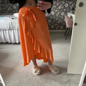 Super fin lång volangkjol med knut som man kan välja själv hur den ska sitta, perfekt kjol till sommaren! Kjolen är oanvänd och prislappen sitter fortfarande kvar😍