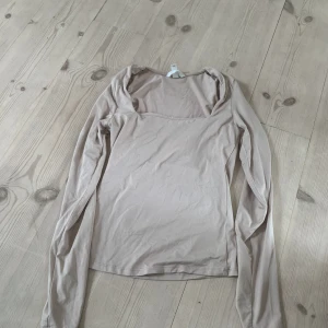 Tröja - Väldigt stretchig fin tröja, kan passa för er som har storlek S, inget fel me den jätte fin färg