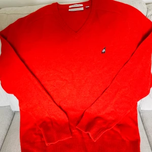 Stickad tröja Peak Performace - Helt ny oanvänd i orange/röd färg. 