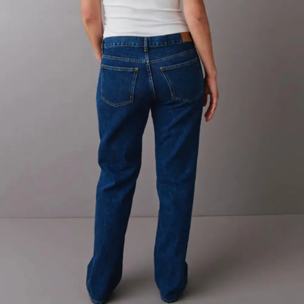 Jeans ifrån ginatricot. De hetee lowrise straight Jeans och är i en snygg blå tvätt. Har endast testats på, så i nyskick! OBS. Den sista bilden är mest rättvis med hur tvätten ser ut!. Jeans & Byxor.