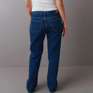 Jeans ifrån ginatricot. De hetee lowrise straight Jeans och är i en snygg blå tvätt. Har endast testats på, så i nyskick! OBS. Den sista bilden är mest rättvis med hur tvätten ser ut!