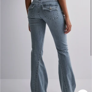 Intressekoll true religion jeans - Fick dessa i fördelsedagspresent, dem var för stora och går ej att returnera pga att det gått över 14 dagar sen beställningen! Köpta på nelly för 1200kr, helt nya med prislapp därav säljer jag dem för samma. Dem är helt slutsålda på hemsidan!❤️