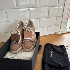 Säljer mina Acne Studios sneakers i storlek 37. Äkta och köpta på NK i Stockholm, kvitto, dustbag och låda medföljer!  