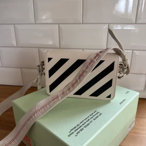 Off White väska  - Säljer min fina Off White väska i vit! I fint skick och sparsamt använd. Självklart äkta, lvitto, dust bag och låda medföljer! 🤍🍒  Skriv för fler frågor💞