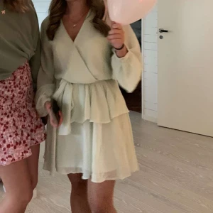 Superfin ljusgrön klänning - Jättegullig ljusgrön klänning från gina tricot som endast är använd 1 gång då den tyvärr känns något stor för min smak. Så den är helt nyskick! 