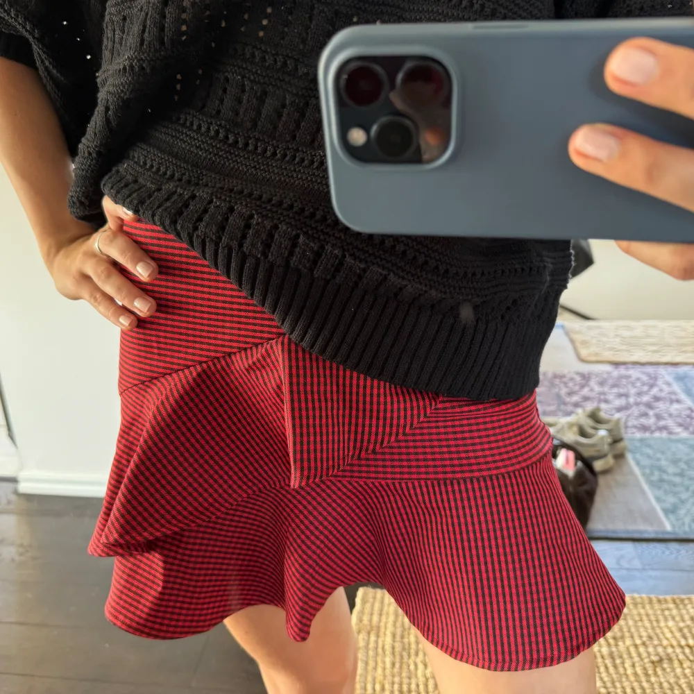Supersöt kjol från pull and bear i storlek s. Små svarta och röda rutor med söta detaljer🖤. Kjolar.