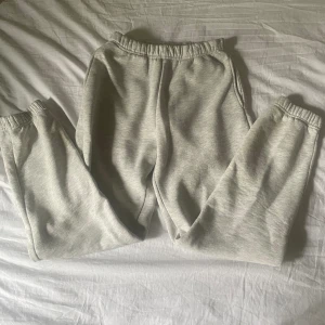 Grå mjukisbyxor🤍 - Säljer dessa grå mjukisbyxor🫶 bra skick förutom att dom är lite noppriga men det är inget som syns och kan lätt tas bort med noppermaskin/rakhyvel🫶 mjuk tyg inuti och har två fickor på sidorna🫶 köp nu går bra eller skriv om du har frågor🩷🩷