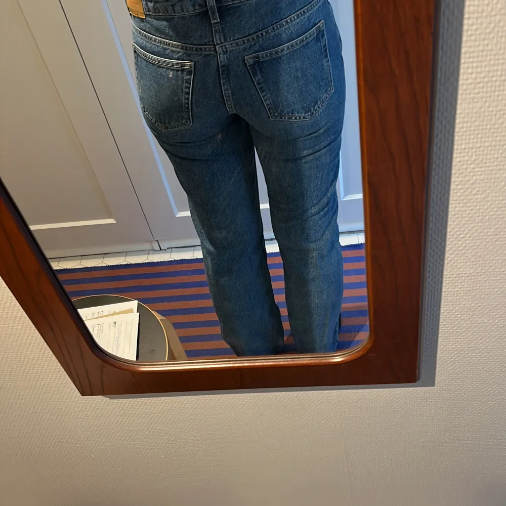 Fina blå lågmidjade jeans från weekday i modellen arrow. typ aldrig använda. Strl 28/32💗. Jeans & Byxor.