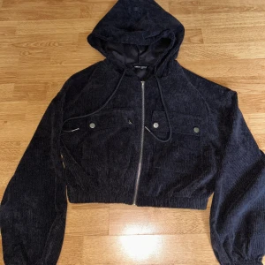 Svart jacka  - Det är en svart lite kortare jacka. Bara använd en gång. Normal i stoleken. 