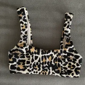 Bikinitopp i leopardprint 