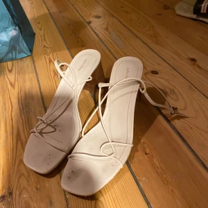 & other storys  - Fina klackar som jag hade på min student, endast använda då! Så nu säljer jag dessa! 