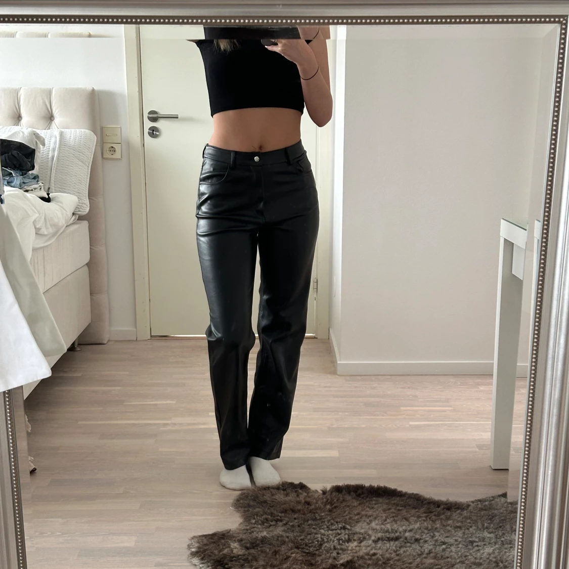 Svarta skinnbyxor