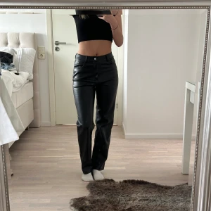 Svarta skinnbyxor  - Svarta skinnbyxor från Gina tricot, storlek 34/36