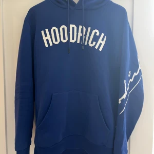 Hoodie tröja  - XS,9/10 skick, hoodie från hoodrich, väldigt skönt tröja. passar till dem mesta. Väldigt skönt material och bra passform.