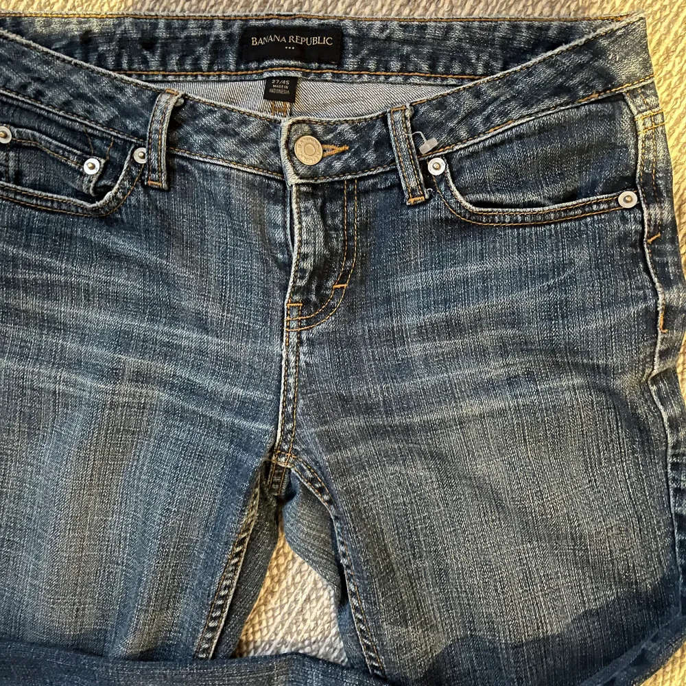 Supersnygga Lågmidjade jeans från märket Banana Republic. Midjemåttet är 37,5cm. . Jeans & Byxor.