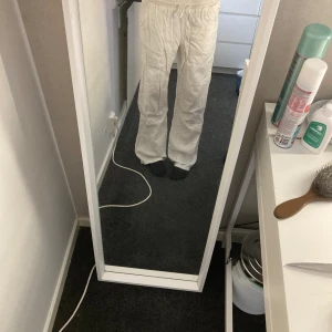 Linne byxor  - Säljer linnebyxor då de ej kommer till andvändning, jättefina till sommaren men dock lite skrynkliga som man kan se men annars kan jag stryka dom innan jag skickar iväg de. Det är storlek 164. 