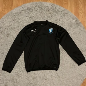 MFF träningströja  - Fet träningstörja från MFF i storlek XS, mycket bra skick utan några defekter alls. Står storlek 164-170 men passar XS. Säljer den för 250 priset kan diskuteras vid affär