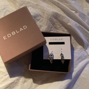 edblad örhängen - ”peak creoles s steel” örhängen från edblad🤍 köptes i september och har används några gånger efter det. Men inte många gånger💗 Orginalpris var ca 400💘 Inga skador eller tecken på användning!💞