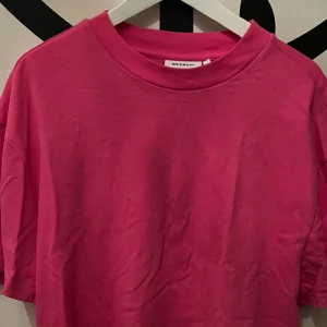 T shirt weekday - Oversized heavy t shirt från weekday i storlek M  Mycket bra skick, använd 1 tillfälle 