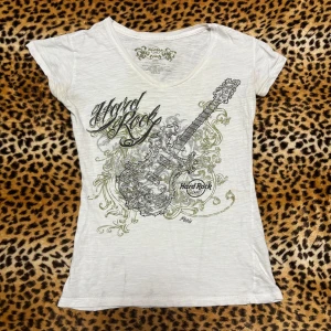 2000s hard rock cafe topp - ✰*฿✩‧₊˚ läs gärna köpvillkoren innan köp ✰ storlek S, skickar inga bilder på  ✰ har lite missfärgningar så skriv privat för tydligare bilder och ha i åtanke att det är ett sparsamt använt second hand plagg ✰ skriv gärna vid frågor💋