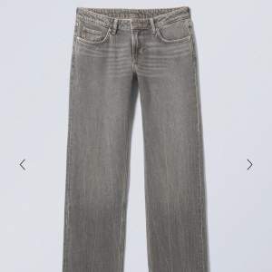 Grå lågmidjade jeans från Weekday💕 bra skick och sparsamt använda. säljer eftersom de var försmå för mig, kom privat för egna bilder :) säljer för 200  men pris går att diskuteras💕