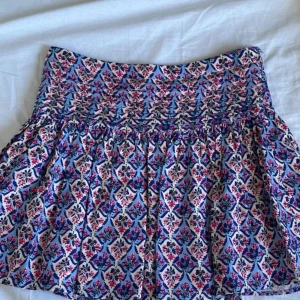 Kjol - En jättefin kjol, perfekt till våren. Kan tänkas sänka priset vid snabbt köp❤️