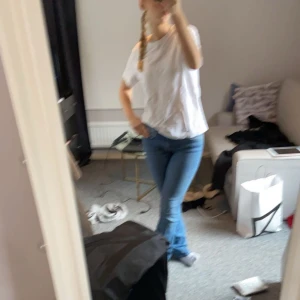 Jeans - blå low rise jeans med bootcut från zara💕 sparsamt använda och så snygga, kommer inte till användning längre (400kr ord pris)