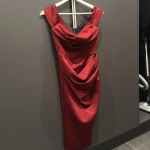 ASOS klänning  - Klänning från ASOS i vinröd, den är lite mörkare i verkligheten.  Endast använd 2 gånger🤍🌸 Nypris 500  Sitter jätte fint, man kan ha den off shoulder även✨ Bilderna är svartvita men ni ser hur den sitter på 