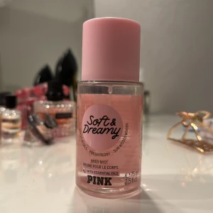 Vikctoria secret mist - Victoria secret mist soft&dreamy  Halva kvar  Luktar väldigt fräsch och söt🍭💕