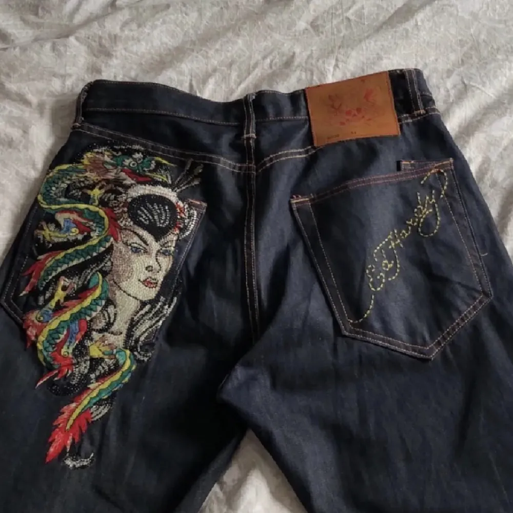 ascoola ed hardy jeans, lite slitna nertill men inget märkbart. vid andra frågor kontakta i dm. Jeans & Byxor.