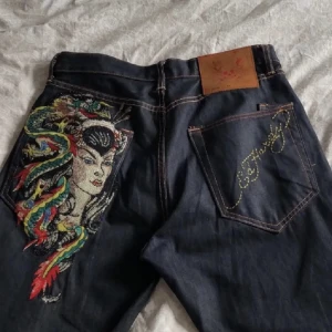 Ed hardy Jeans - ascoola ed hardy jeans, lite slitna nertill men inget märkbart. vid andra frågor kontakta i dm