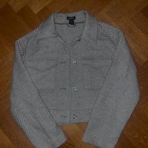 Kort kappa - Jättefin kort kappa ifrån Lindex i stl S. Kappan är sparsamt använd och har inga defekter!