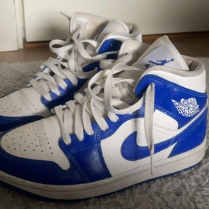 Airjordan Kentucky Blue - Köpt från Tise men aldrig använd! Säljer för att de var fel modell jag letade efter. Bilderna är tagna av säljaren och de ser exakt ut som bilderna😊❤️ Storlek: 38 #airjordan #jordan #sneakers #skor #jordans #airjordans #38 #nike #nikeskor #airforce #