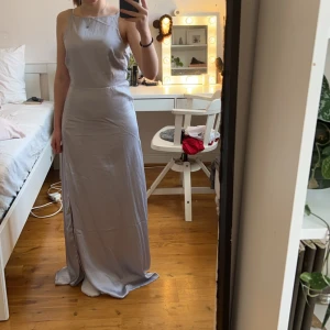 Balklänning  - Vacker lila balklänning i satin tyg, aldrig använd.  Köpt på bubbleroom för original pris 1 199kr💗 Strl 34/XS men passar S